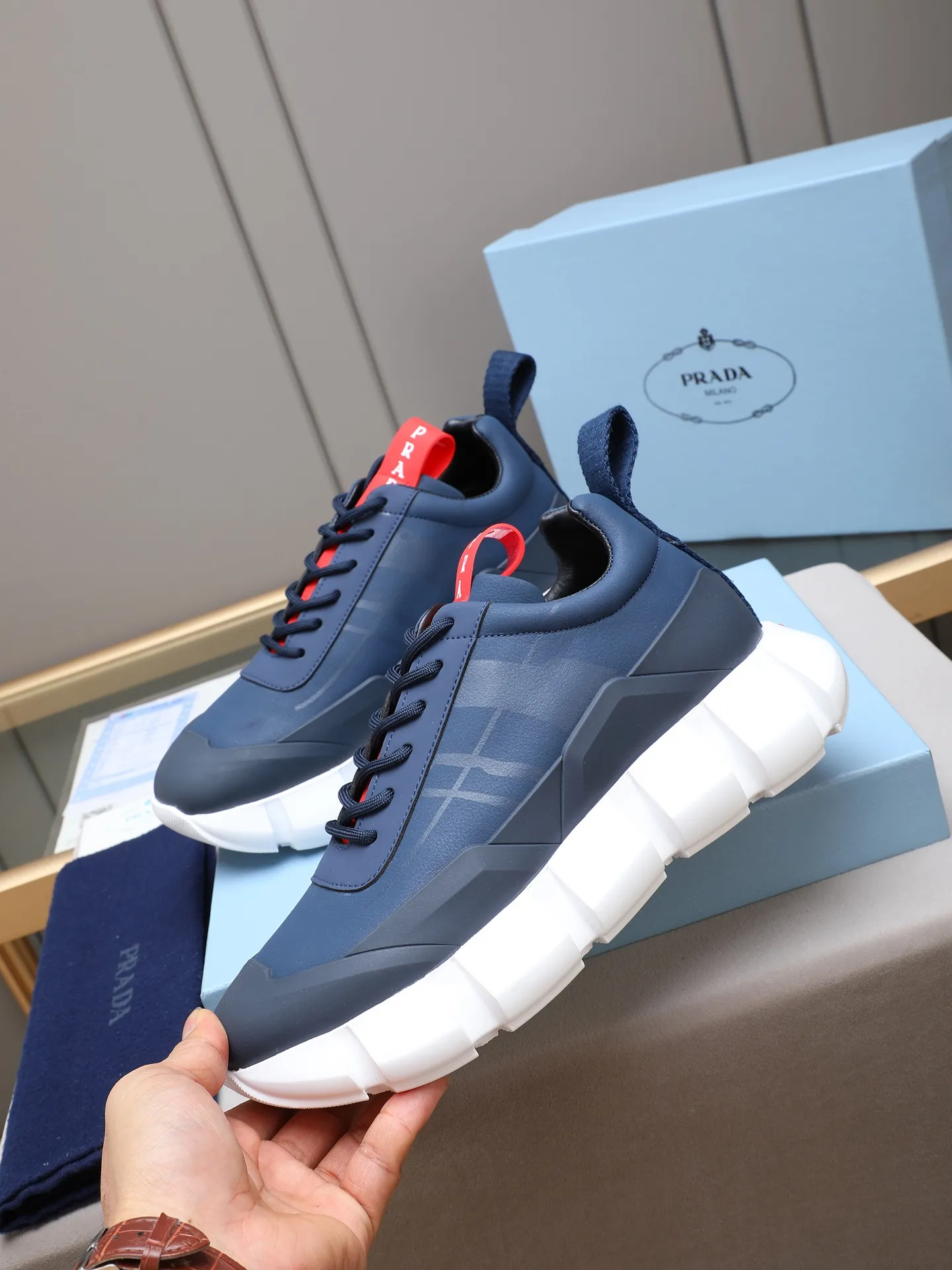 Men's shoes 💰500 PRADA/Prada men's lace-up casual sports shoes, the upper is made of imported first-layer calfskin, soft, comfortable and breathable ➕ washed sheepskin! The tongue is decorated with the PRADA brand letter logo. The rubber thick sole echoes the red label tongue. The style is fashionable and elegant. The details are carefully crafted. A casual sports shoe with a super western style and excellent breathability!  Size: 38-44 (45 46 customized)